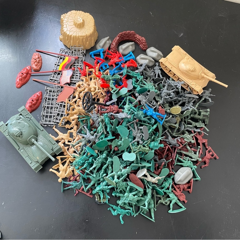 Plastic Toy Soldiers 200+ two tanks Flags Tree mix‎ lot